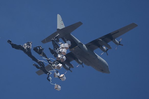 Aeronaves se apaixona por pacotes de ajuda que Gaza City no domingo.