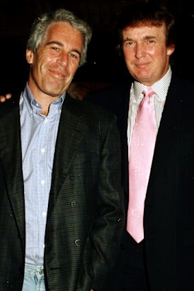 Jeffrey Epstein e Donald Trump Locach, Flórida, em 1997.