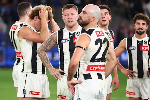 The dejected Magpies after their loss to the Bulldogs at Marvel Stadium on Saturday night.