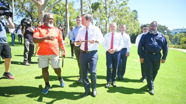 Walter McGuire, le député de Perth John Carey, le premier ministre de l'AW Mark McGowan, le ministre de la Santé Roger Cook, le ministre du Tourisme Paul Papalia, le ministre des Affaires autochtones Ben Wyatt et le directeur général du WA Indigenous Tourism Operators Council, Robert Taylor.