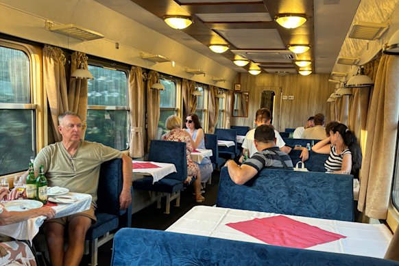 The dining car of the retro Corona.