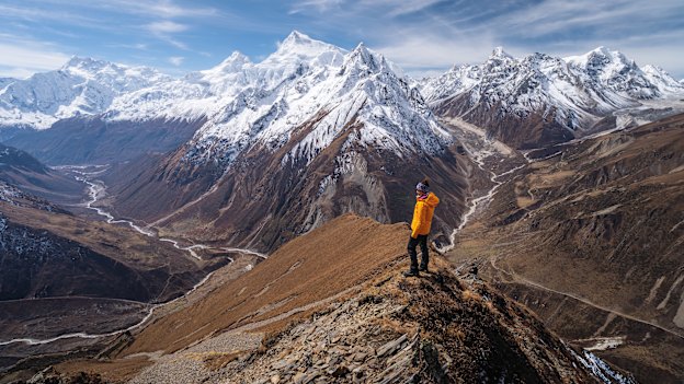 A narrow ridge  atop the Samdo Ri viewpoint on Nepal’s Manaslu Circuit.