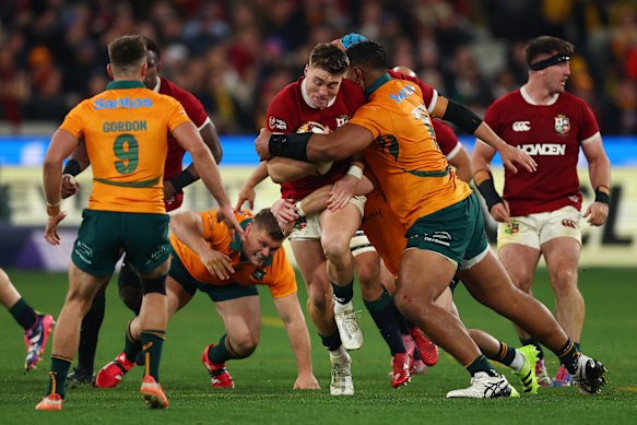 Will Skelton tackles Tommy Freeman at the MCG.