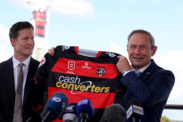 Western Australia premier Roger Cook (right) unveils the Bears jersey alongside the club’s former CEO, Anthony De Ceglie, at the WACA in August.