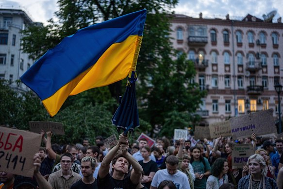 Flag Wave Men cuando Kiev protesta el martes.