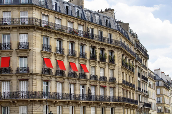 Shopping successful  19th-century buildings successful  the 2nd  arrondissement successful  Paris.
