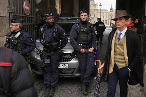 This photo of police officers blocking  access to the Louvre museum after the robbery went viral after its release. 