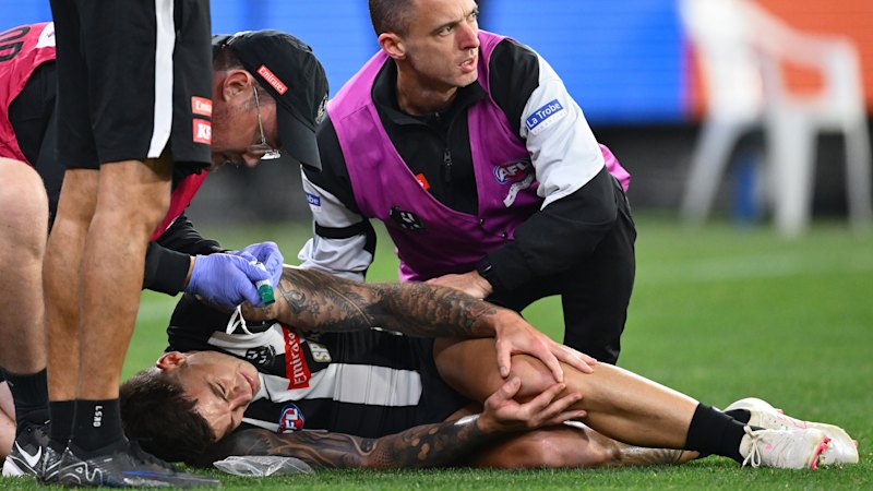 Collingwood Magpies coach Craig McRae describes what Jamie Elliott told him after injuring his knee on the day of record game 433 for Scott Pendlebury