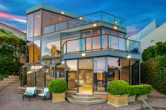 The Longueville home Nick and Diane Falloon hit a suburban high of $ 13.5 million.