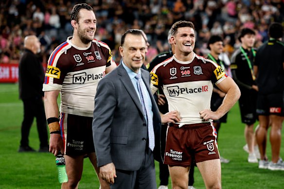 Isaah Yeo, Peter V’landys and Nathan Cleary after Penrith secured the minor premiership last week.