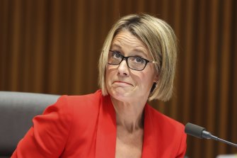 La porte-parole de l'opposition aux affaires intérieures, Kristina Keneally, s'envole pour l'île Christmas sur un vol commercial après l'annulation du voyage du comité parlementaire.