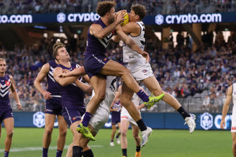 Charlie Curnow marque contre Griffin Logue