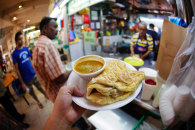 Un étal de roti à un centre de colportage dans Little India de Singapour.