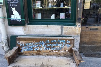 Montez un banc : le « banc Beckett » à l'extérieur de Shakespeare and Company.