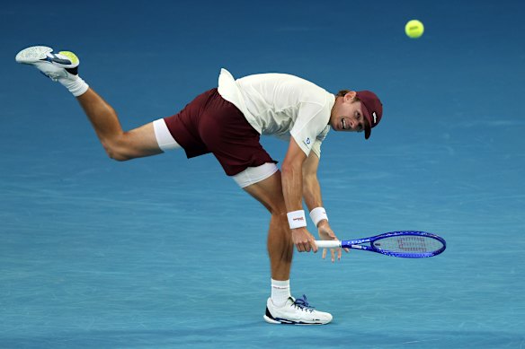 De Minaur plays an off-balance backhand against Medjedovic.