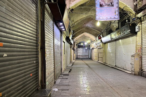 Merchants and business owners in the traditional bazaars in the cities of Tehran, Tabriz, Isfahan, Mashhad and Kerman closed their shops to protest at the dire state of the economy and the plunging currency.