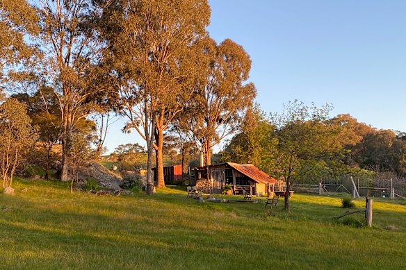 Leave the city behind and bunker down in this one-room comfy cocoon with a firepit and al fresco bath.