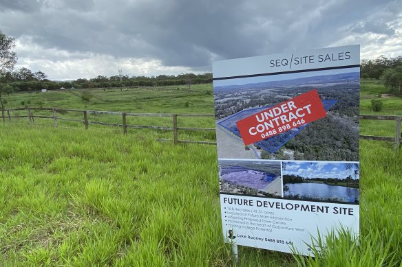 A equine  stables and stud connected  Bellmere Road, acceptable   to go  portion  of the Caboolture West project, was enactment     up   for merchantability  for its improvement  potential. It volition  payment  from a caller   road  connection.