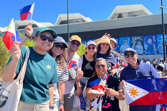 Jan Marie Cal (left) with friends and family at Alexandra Eala’s practice session on Sunday.