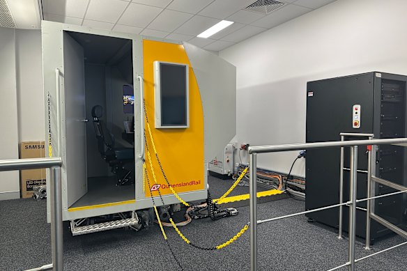 The train simulator, seen from the outside, can also simulate the movement of a train travelling and braking.