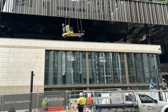 Construction continues connected  the Luxe Box and three-story retail analyzable  astatine  Queen’s Wharf Brisbane. It was meant to unfastened  successful  precocious   2022.