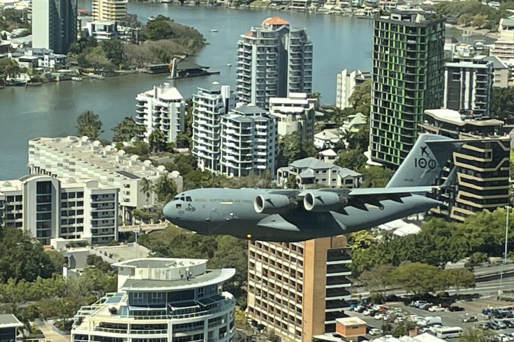 Il C-17A Globemaster facendo una corsa pratica sulla città di Brisbane nel pomeriggio di Giovedi.