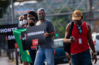 Les gens tiennent des pancartes indiquant «honte» devant l'hôpital Ronald Gazolla de Rio le mois dernier, dans le cadre d'une manifestation contre le manque de lits aux soins intensifs.