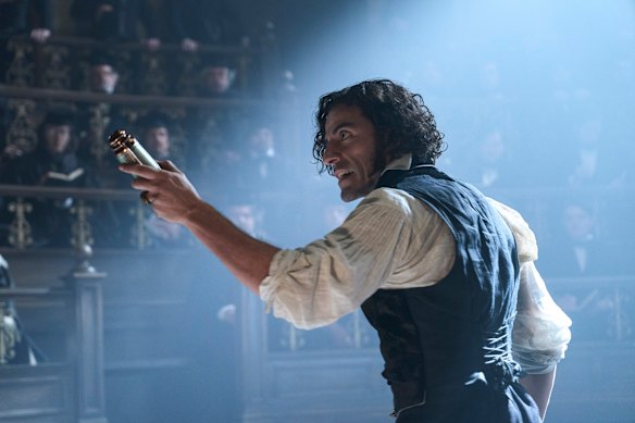 Oscar Isaac as Victor Frankenstein in Frankenstein.