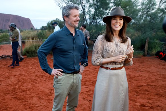 ウルルを訪問したデンマーク国王フレデリック10世とメアリー女王。