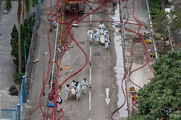 Police carry bodies of victims out of Wang Fuk Court on Sunday.