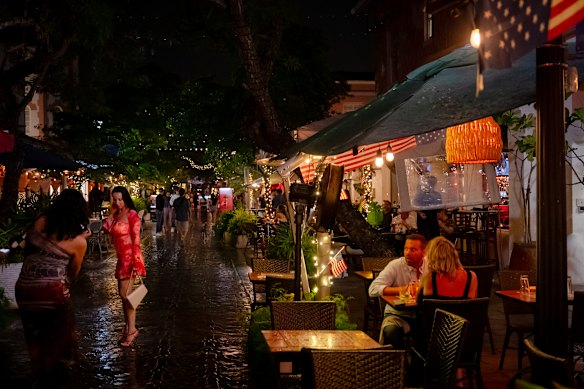 Night scene in the Art Deco District, downtown Miami Beach.