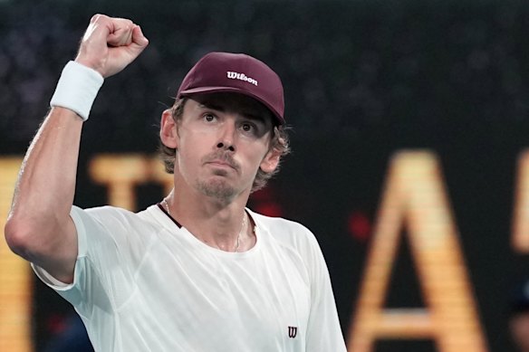 Alex de Minaur pumps his fist after beating Alexander Bublik to advance to the quarter-finals of the AUstralian Open.