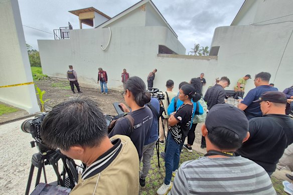 Os representantes da mídia que aguardam prensas de impressão na Villa Casa Santisya.