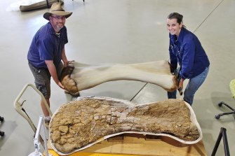 Dr Scott Hocknull et Robyn Mackenzie avec l'un des fossiles, un humérus et une reconstruction 3D.