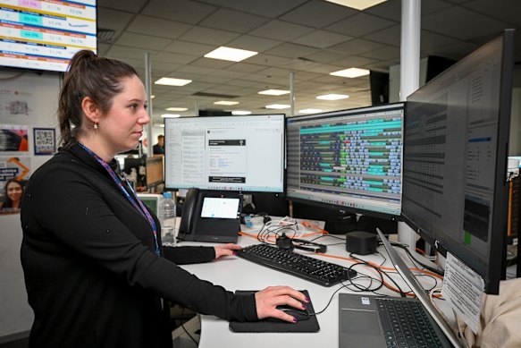  Tess Curtain, senior controller at the Jetstar Operations Control Centre. 