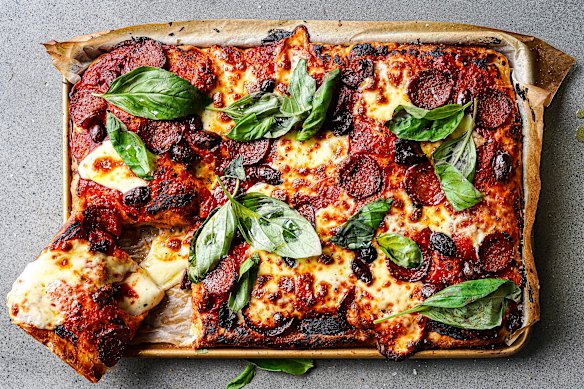 Bring a baking tray, and make a crowd-pleasing dinner like Katrina Meynink’s sheet pan pizza.