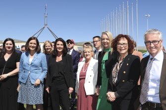 Les politiciens de la coalition Sarah Henderson, Angie Bell, Jane Hume, Luke Howarth, Michelle Landry, Zed Seselja, Bridget McKenzie, Dr Anne Webster et Gerard Rennick au Women's March 4 Justice à Canberra.