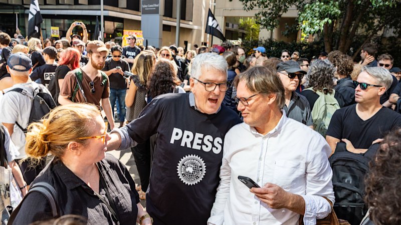 ABC staff consider seven-day federal budget strike as pay talks continue