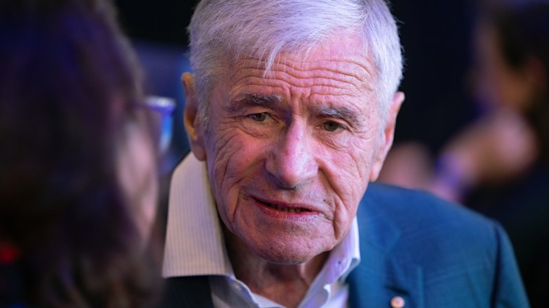 Shareholders unimpressed by earnings, executive pay as Kerry Stokes slams unfair tax system