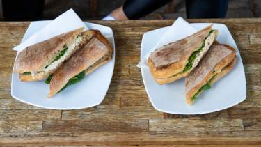 Sandwichs au poulet et au thon pour le déjeuner du Wolf Cafe de Paddington.
