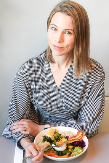  Le Dr Kate Gregorevic plonge dans brekkie au Two Bob cafe de Clifton Hill à Melbourne. 