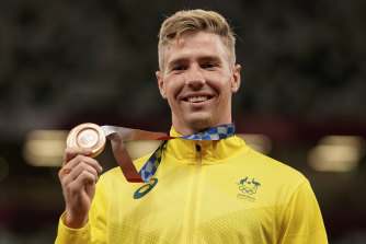 Ash Moloney avec sa médaille de bronze au décathlon à Tokyo l'an dernier.