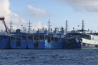 Sur cette photo fournie par le National Task Force-West Philippine Sea, des navires chinois sont amarrés à Whitsun Reef, mer de Chine méridionale, le 27 mars 2021. 
