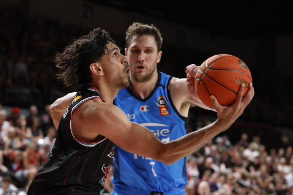 Will Hickey of the Hawks is defended by Rob Loe of Melbourne United.