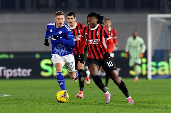 Ignace Van Der Brempt of Como competes for the ball with Rafael Leao of AC Milan during the Serie A match between Como and AC Milan at Stadio G. Sinigaglia on January 14, 2025 in Como, Italy. 