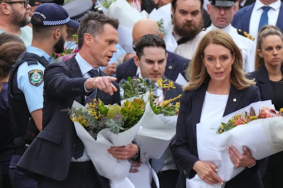 Kellie Sloane laid flowers with Chris Minns at the Bondi Pavilion after the shootings. 