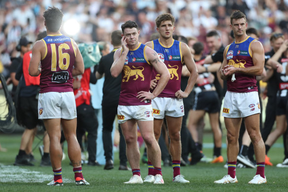 Dejected Brisbane Lions players aft  past  year’s expansive  last  loss.