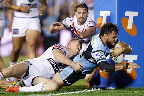 Toby Rudolf scores in the Sharks elimination final against the Roosters.