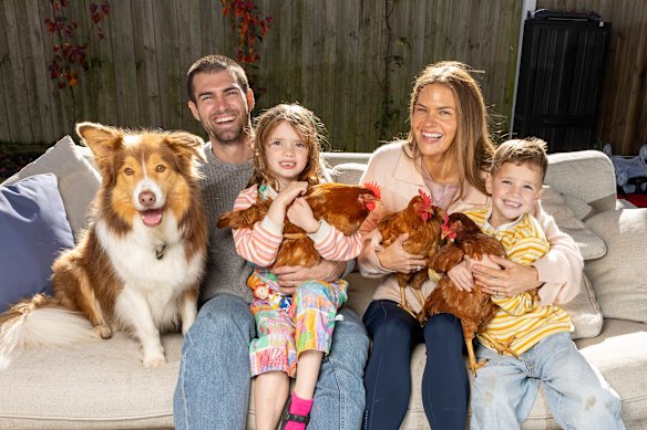 Former Western Bulldogs captain Easton Wood has moved to Geelong with wife Tiff, kids Tilly and Freddy, dog Murphy (named after Bob), and their 3 chickens (Chickeny, Aimme and Pearl.)