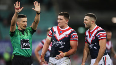 Le capitaine Frustré des Roosters, James Tedesco, réagit alors que Victor Radley est envoyé à la poubelle pour un tacle élevé.